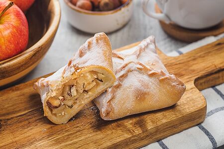 Татарский штрудель с яблоками, орехами и чабрецом