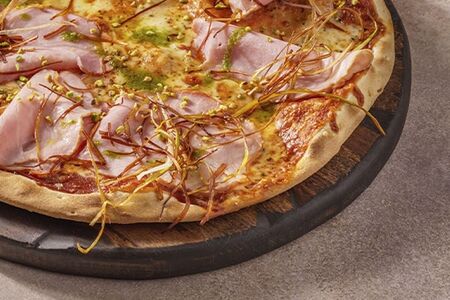 Пицца с копченым окороком и фисташками