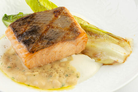 Лосось гриль с романо и фасолью