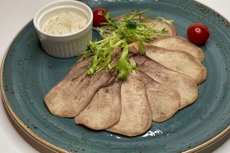 Язык вареный с хреном