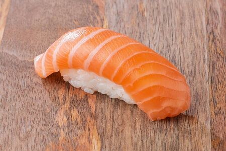 Суши с лососем