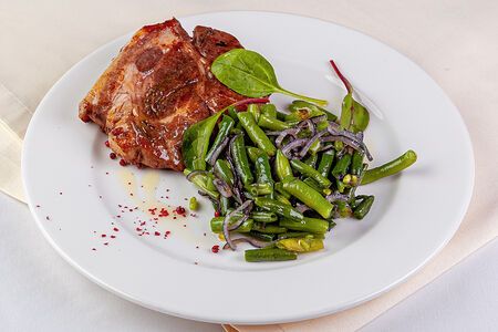 Томленая свиная шея с зеленой фасолью