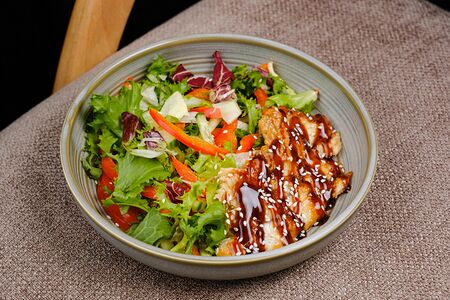 Салат с угрем и кунжутным соусом