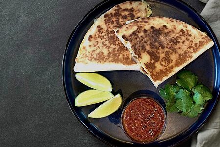 Кесадилья с куриным шашлыком, грибами, ананасами и кукурузой