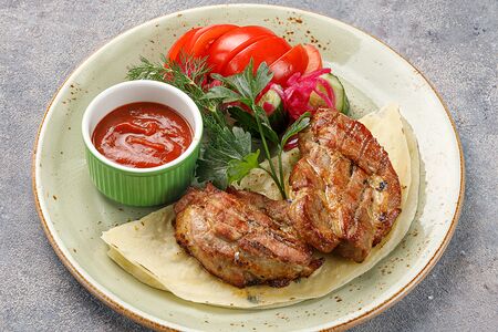 Щедрый кусок свинины на гриле со свежими овощами и Аджикой