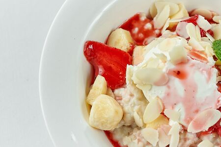 Каша с клубникой и бананом