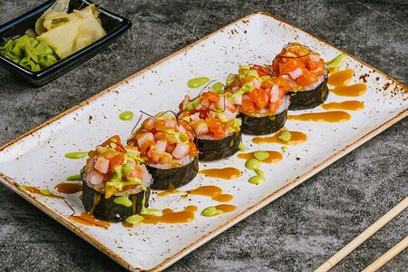 Ролл с лососем и креветкой