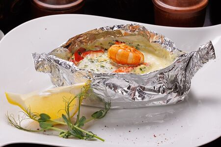 Треска, запеченная в сливочном соусе с креветками