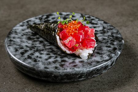 Хенд ролл с тунцом