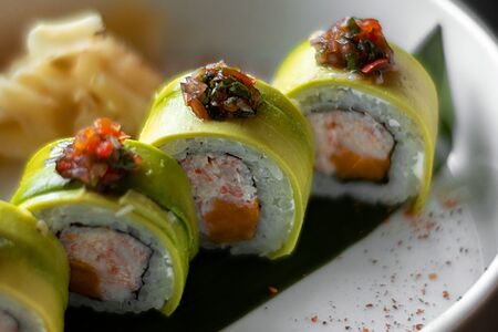 Фреш-ролл с крабом, сочным манго и цитрусовой сальсой