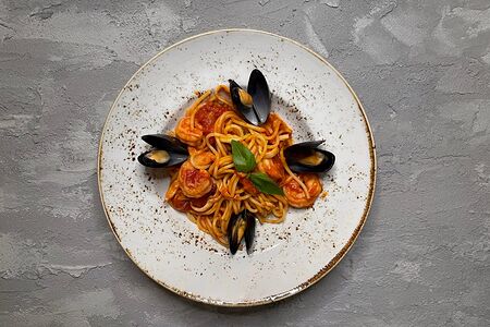 Спагетти с морепродуктами в томатном соусе