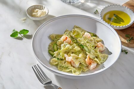 Фарфалле с креветками и спаржей