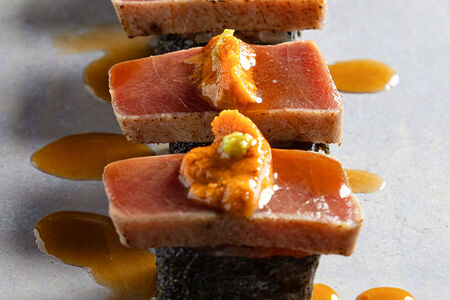 Ролл с тунцом тататки, фуа-гра и uni