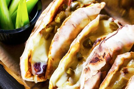 Фирменные лепешки с томленым мясом и сыром