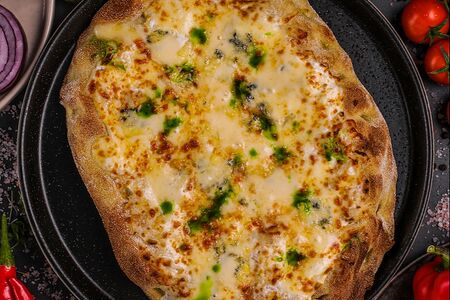 Пицца из фермерских сыров