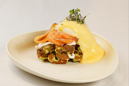 Зеленые вафли с лососем