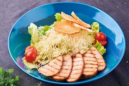 Салат Цезарь с курицей