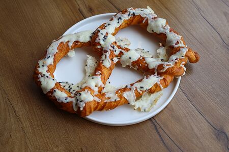 Крендель с солью и моцареллой