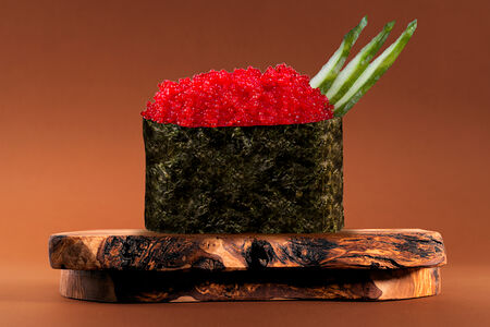 Суши с красной икрой летучей рыбы