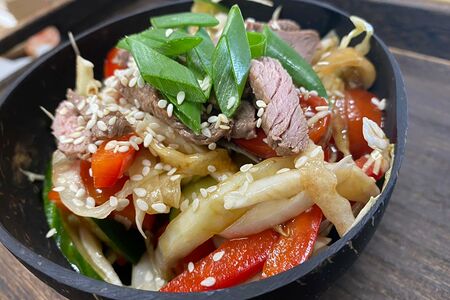 Салат с пекинской капустой и говядиной