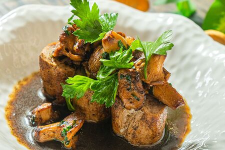 Свиная вырезка с жареными грибами