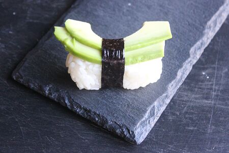 Суши с авокадо