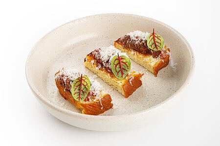 Тартар из говядины на бриоши с трюфелем