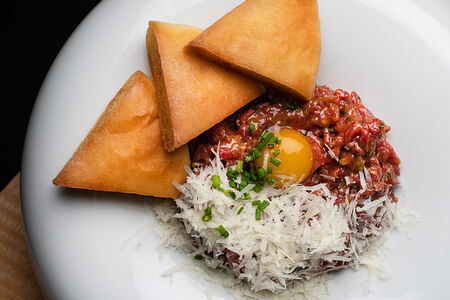 Тартар из говядины с хрустящей питой и пармезаном