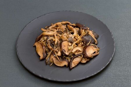 Жареные грибы с ростками сои