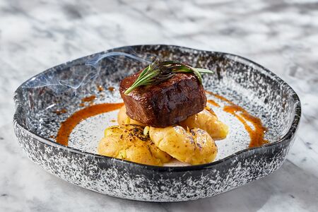 Стейк из говядины с молодым картофелем
