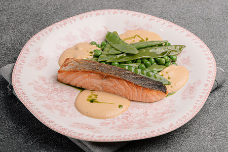 Стейк из форели с молодым горошком