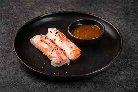 Спринг-ролл с лососем