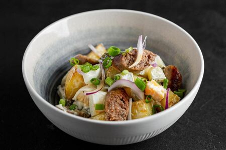 Теплый картофельный салат с домашними колбасками