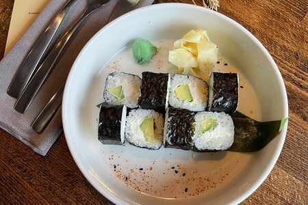 Ролл с авокадо и сливочным сыром