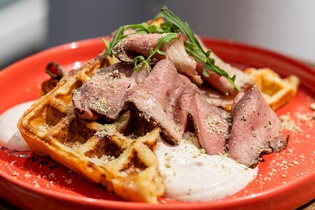 Картофельная вафля с пастрами