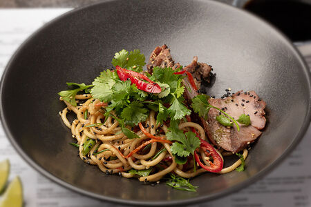 Удон с овощами и свининой