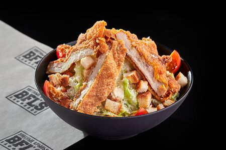 Салат Цезарь с хрустящим цыплёнком