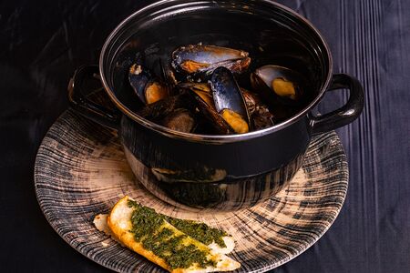 Мидии в томатном соусе