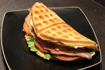 Тортилья с беконом на картофельной вафле