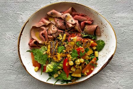 Салат с ростбифом, миксом овощей и листьями салата