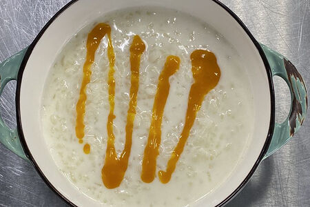 Рисовая каша с соусом манго