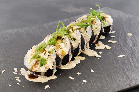 Ролл с жареным тофу и ореховым соусом