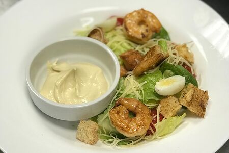 Салат Цезарь с креветками