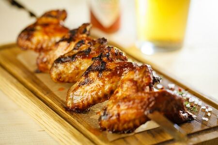 Куриные крылья на углях