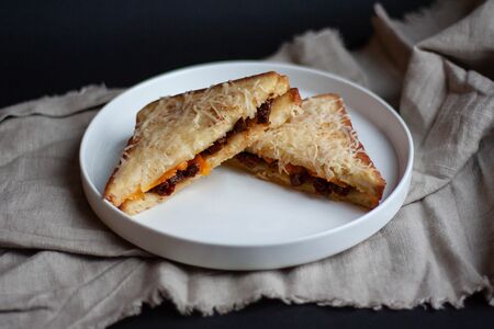 Френч тост с сыром и вялеными томатами