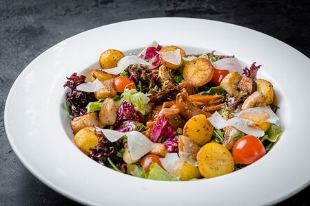 Теплый салат с телятиной