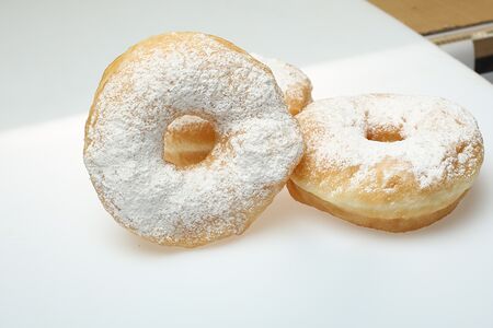 Пончик с сахарной пудрой