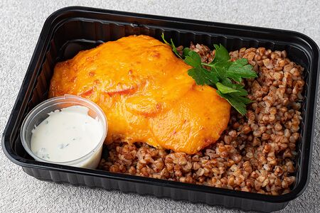 Мясо по-французски с гречей и белым соусом