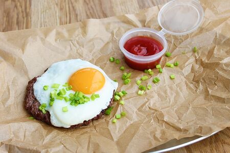 Фирменный бифштекс с яйцом и сыром