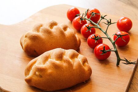 Пирожок с яйцом и зеленым луком